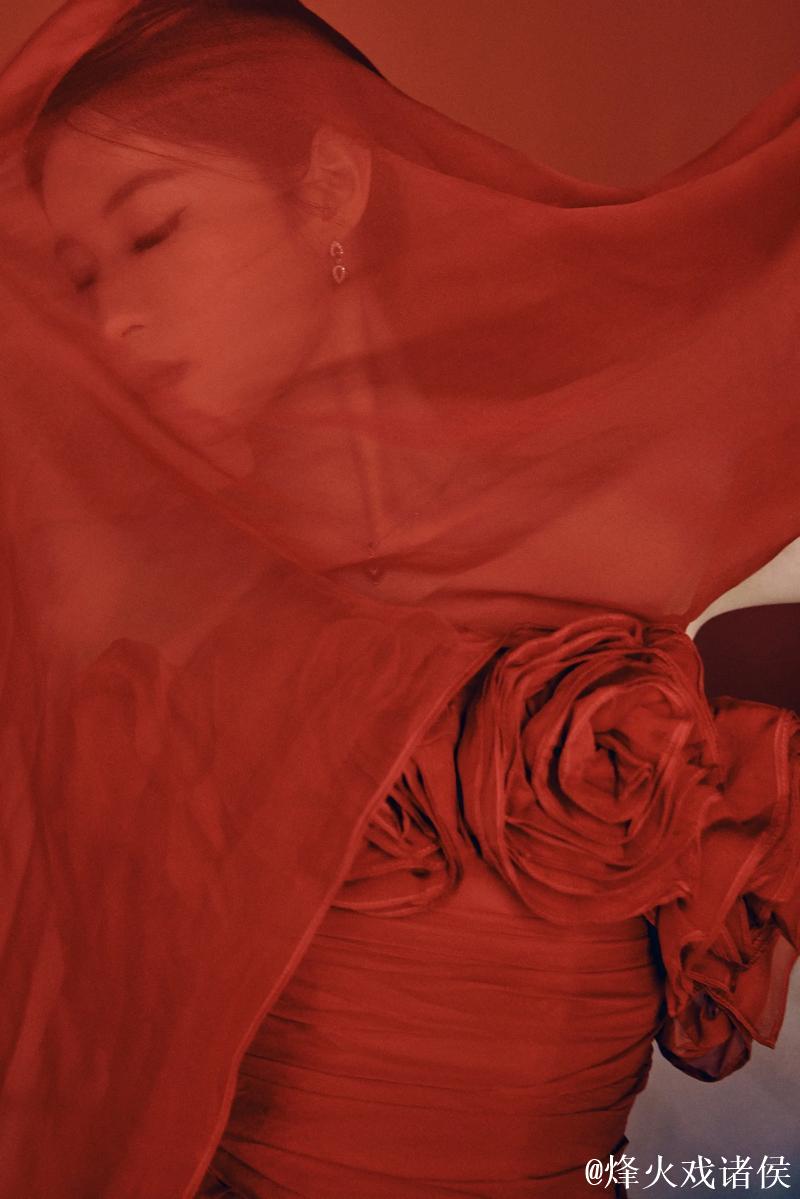 李嘉鑫现身大眼杯表彰小会造型吸睛 李嘉鑫现身大眼杯表彰小会造型吸睛